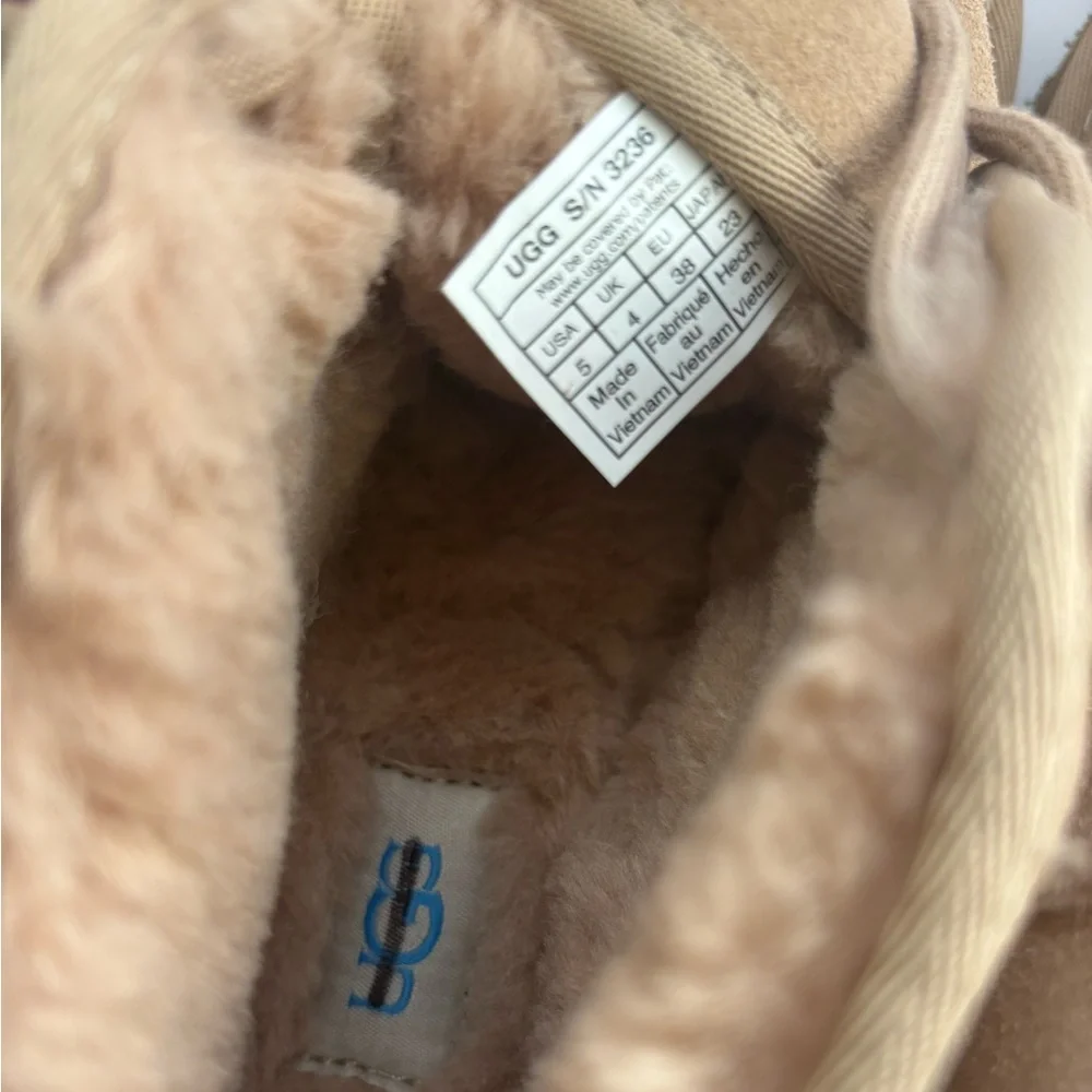 NWOT UGG Neumel Boot Size 5 Men’s/ 6.5 Women’s
